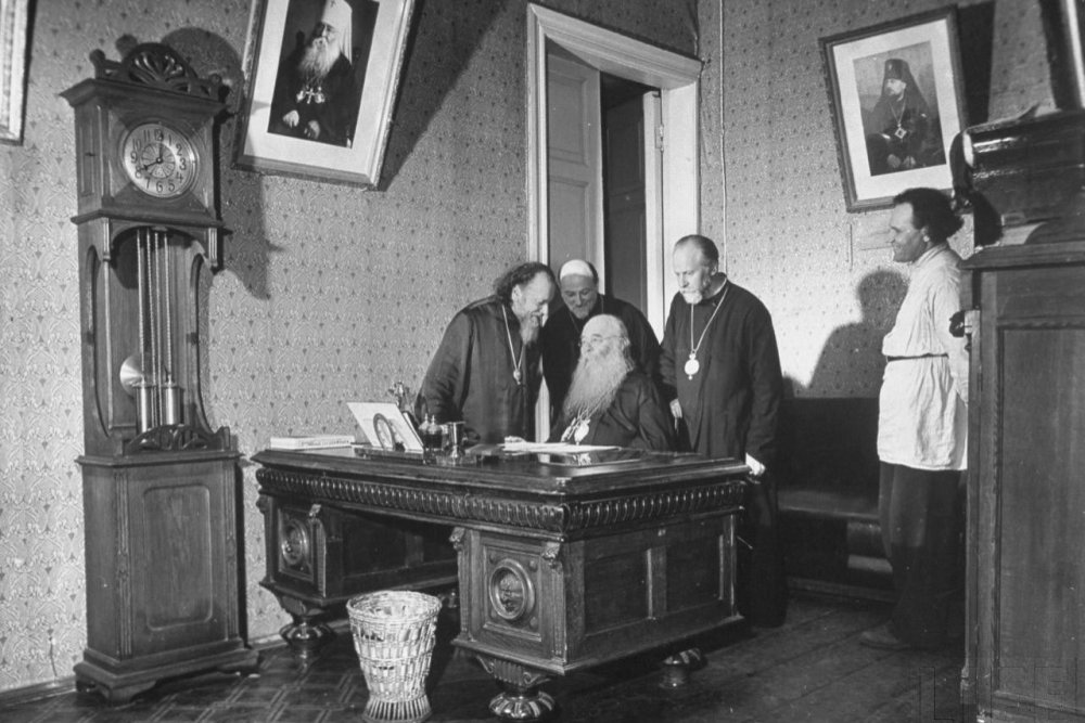 Патриарх Сергий в окружении церковных иерархов