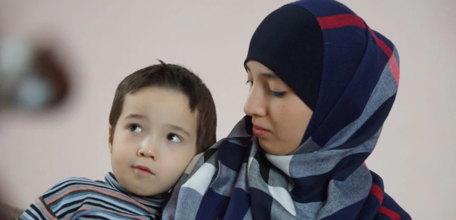 Фатма Исмаилова с ребенком. Фото: Антон Наумлюк