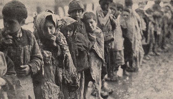 Дети, ожидающие в снегу права на вход в «Город сирот»