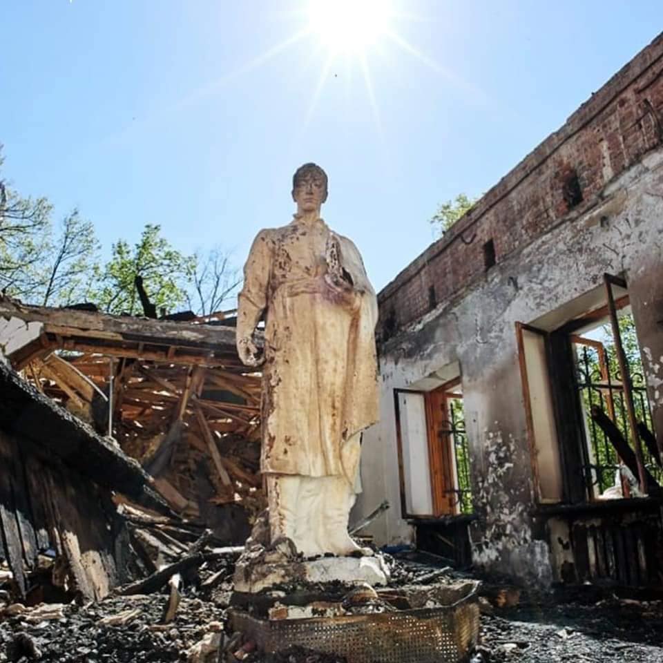 Статуя Григория Сковороды после ракетного удара по музею