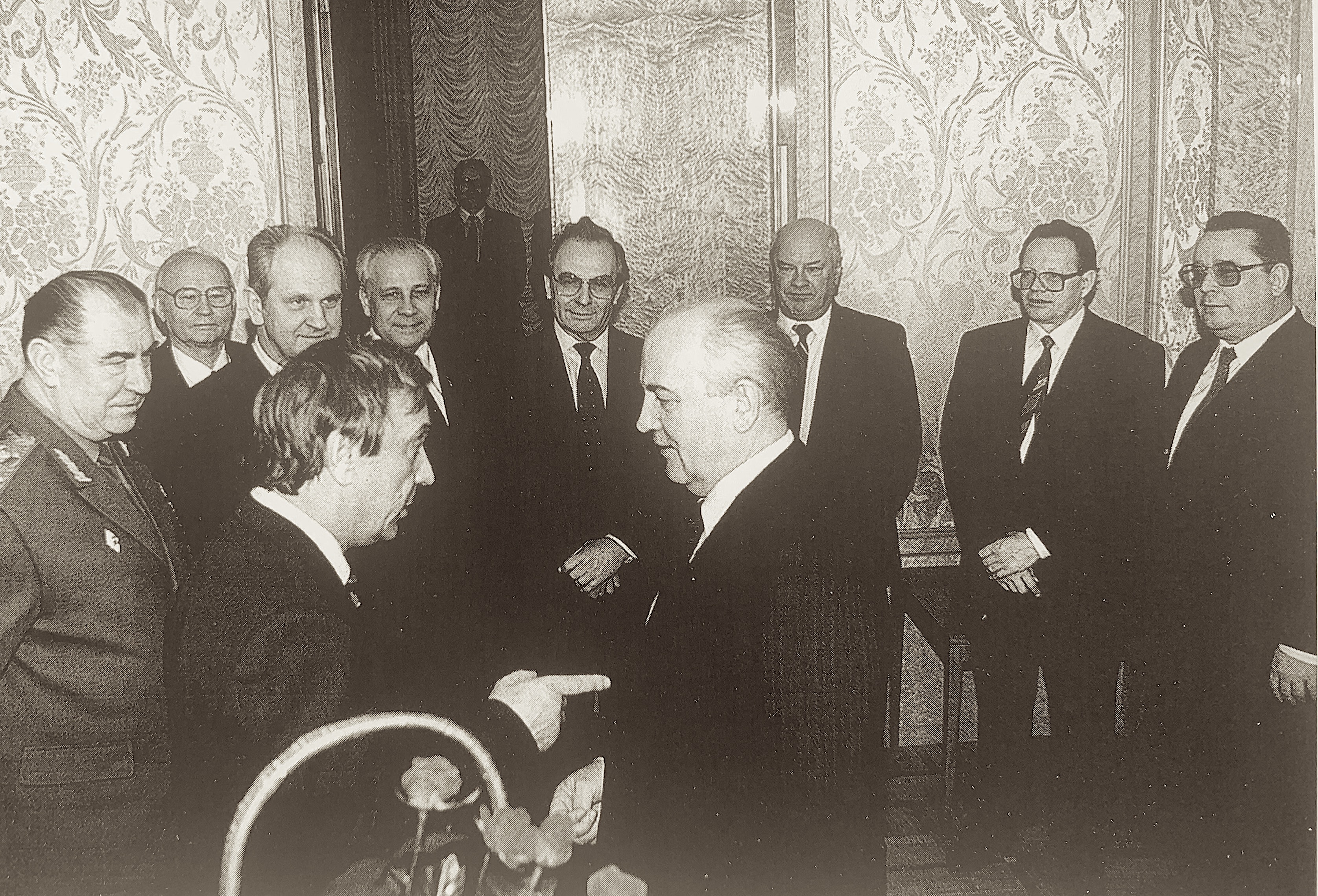 2 марта 1991 г. Будущие участники путча поздравляют Михаила Горбачева с 60-летием. По часовой стрелке, начиная с Геннадия Янаева (напротив Горбачева): Дмитрий Язов, Владимир Крючков, Борис Пуго, Анатолий Лукьянов, Александр Бессмертных, неизвестный, Валерий Болдин, Валентин Павлов