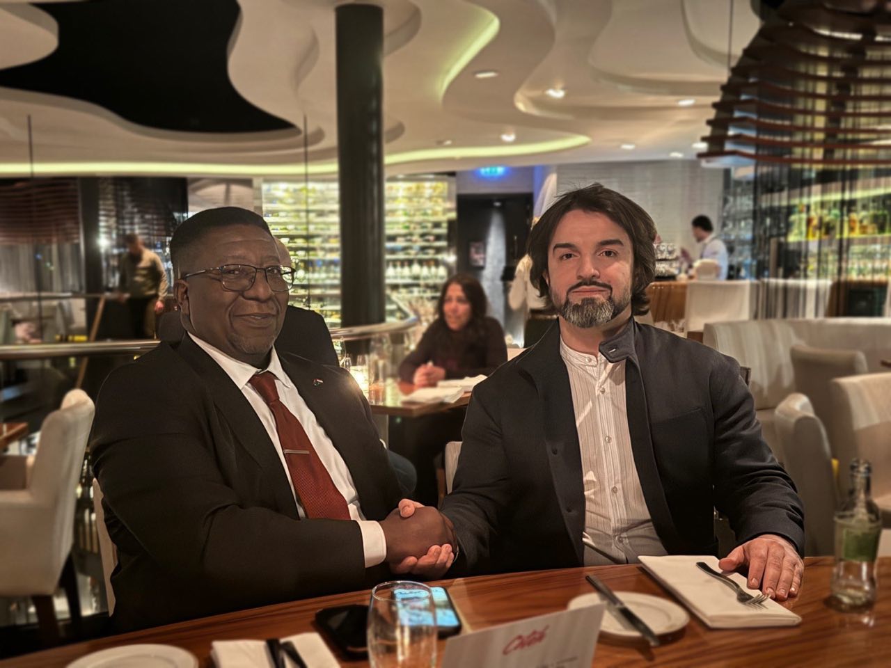 Адвокат Мурад Мусаев (справа) и представитель Южно-Африканской Республики в Международном суде ООН, Чрезвычайный и Полномочный Посол ЮАР в Нидерландах Вусимузи Филимон Модансела в Гааге