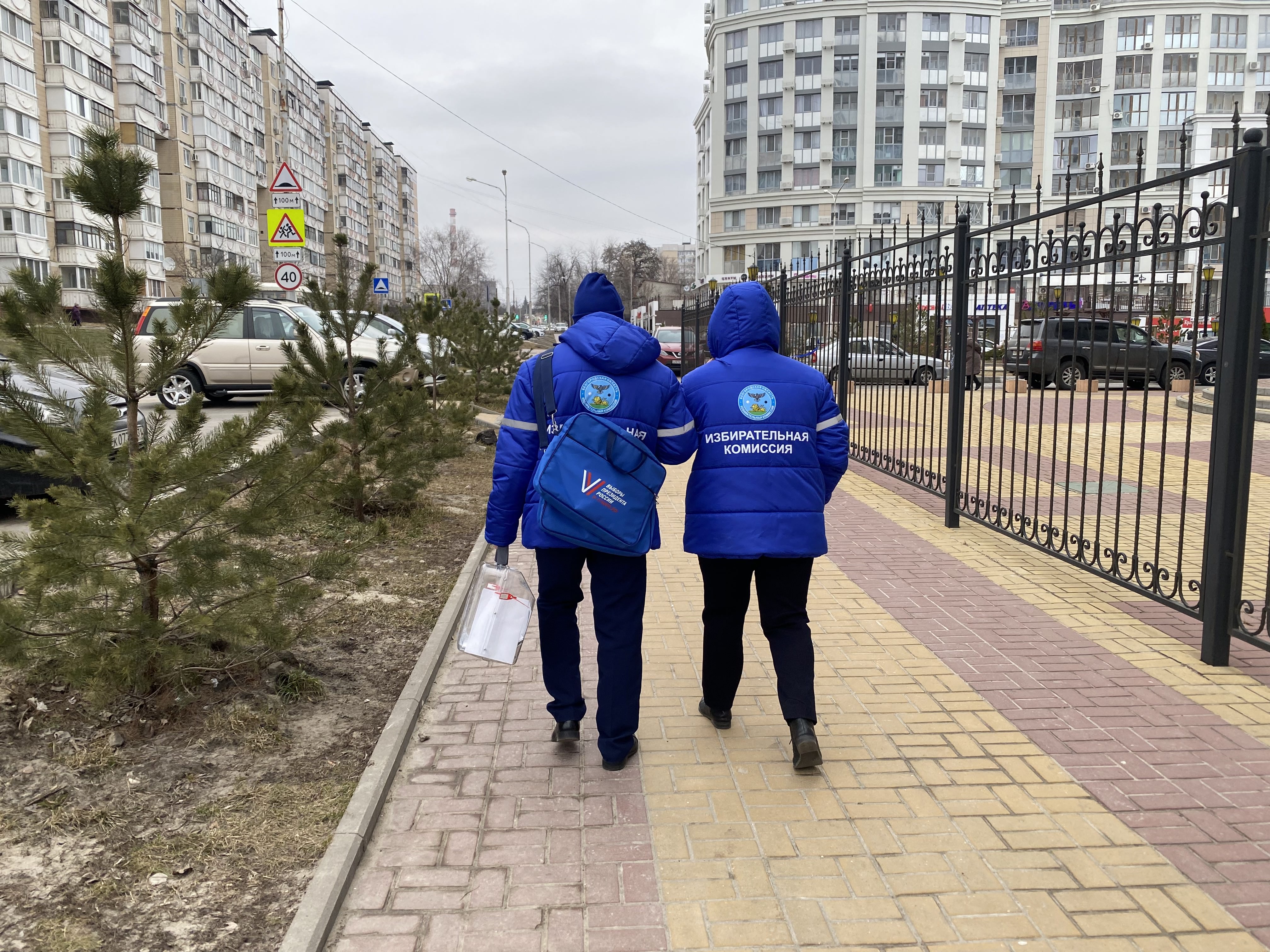 Члены УИК с урной для надомного голосования