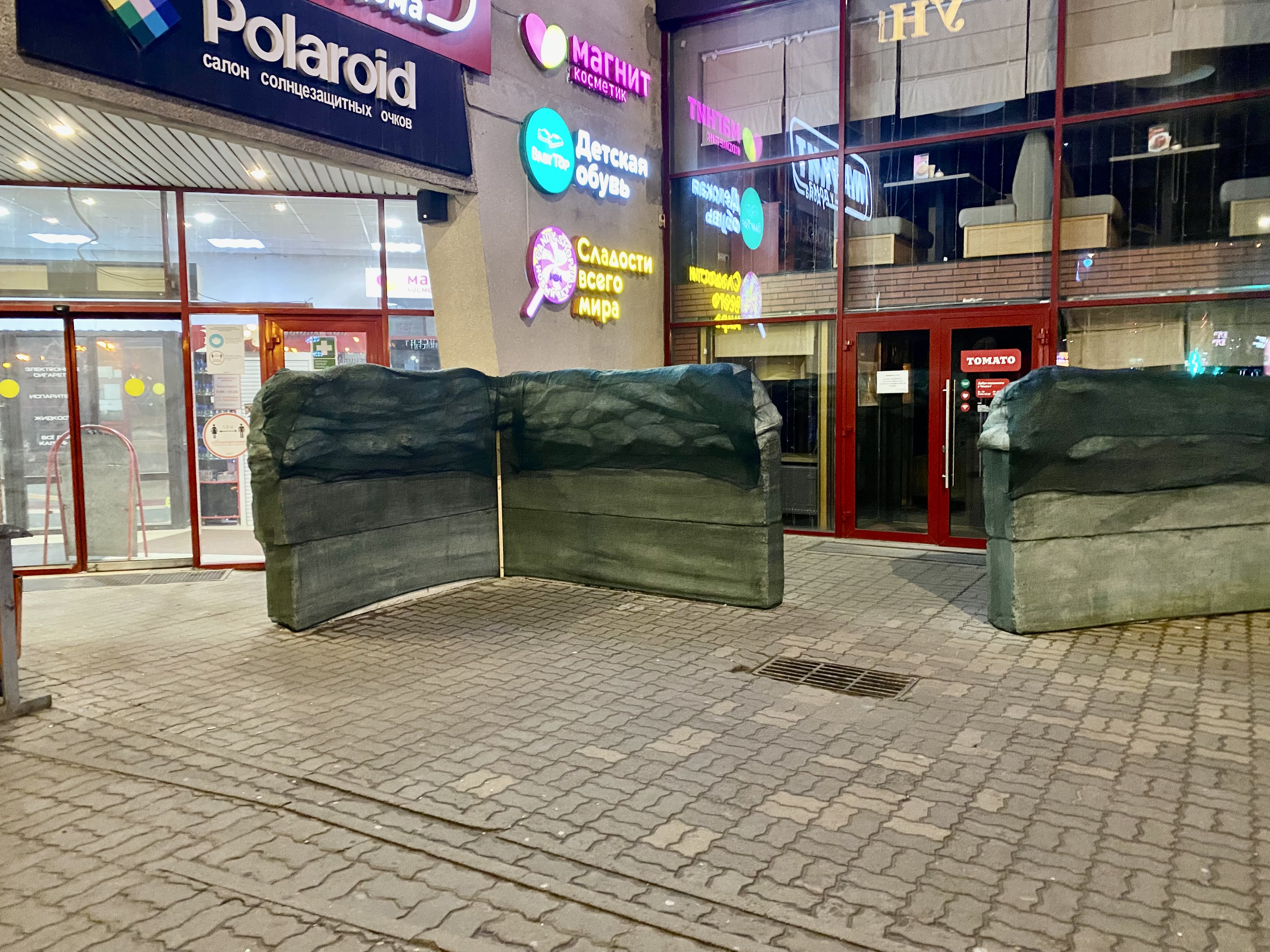 Укрепления у входа в торговый центр