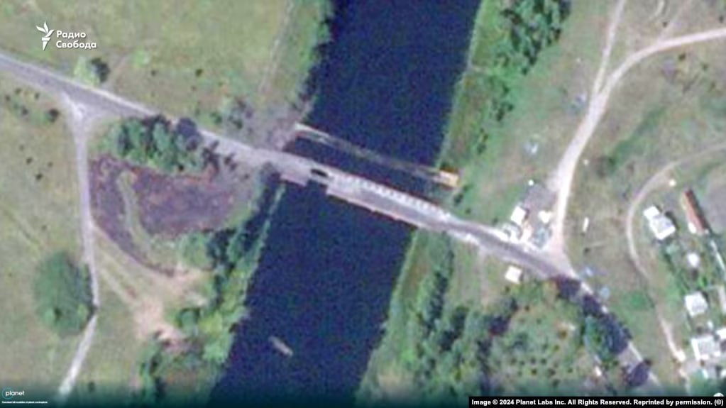 Спутниковый снимок моста через реку Сейм в селе Карыж в Курской области и наведенной рядом понтонной переправы