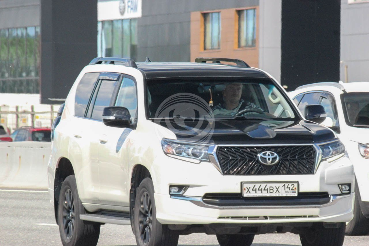 Евтюхин за рулем автомобиля.