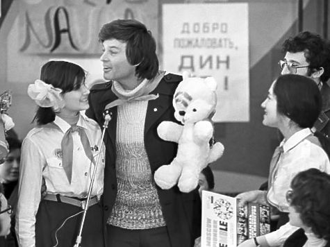 Дин Рид с советскими пионерками