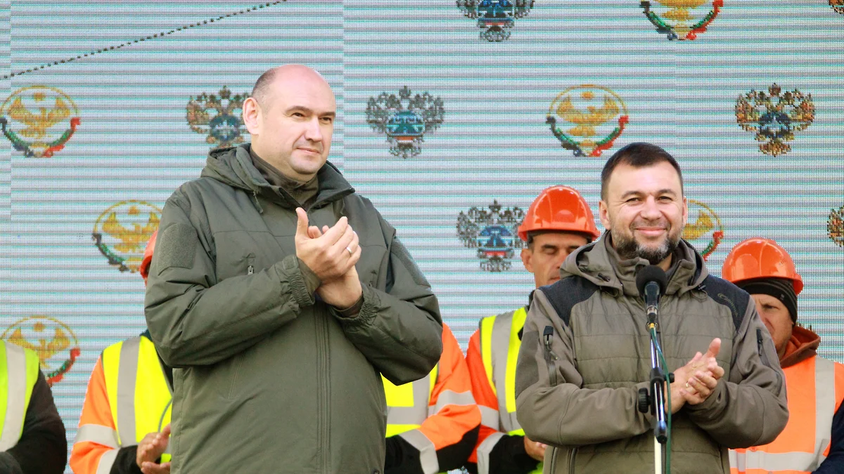 Евгений Солнцев (слева) и глава ДНР Денис Пушилин (справа)