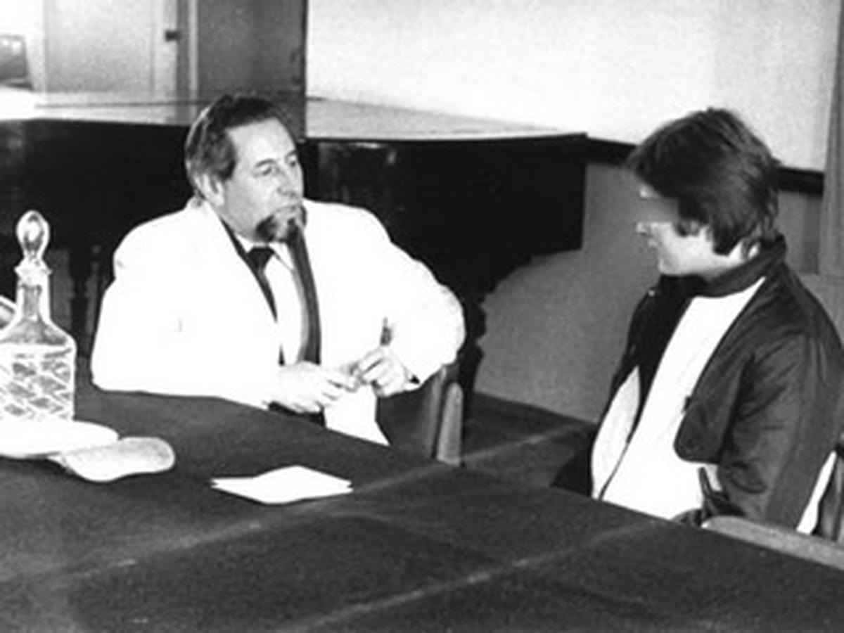 Арон Белкин на приеме с пациентом