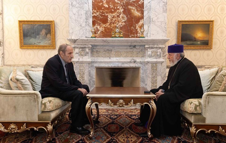 Левон Тер-Петросян (слева) на встрече с Гарегином II