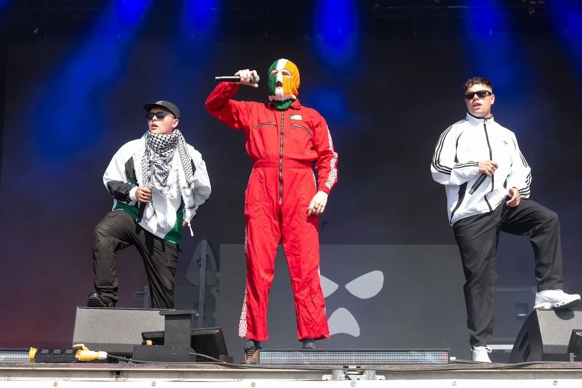 Выступление Kneecap на фестивале в Гластонбери, 2025 год