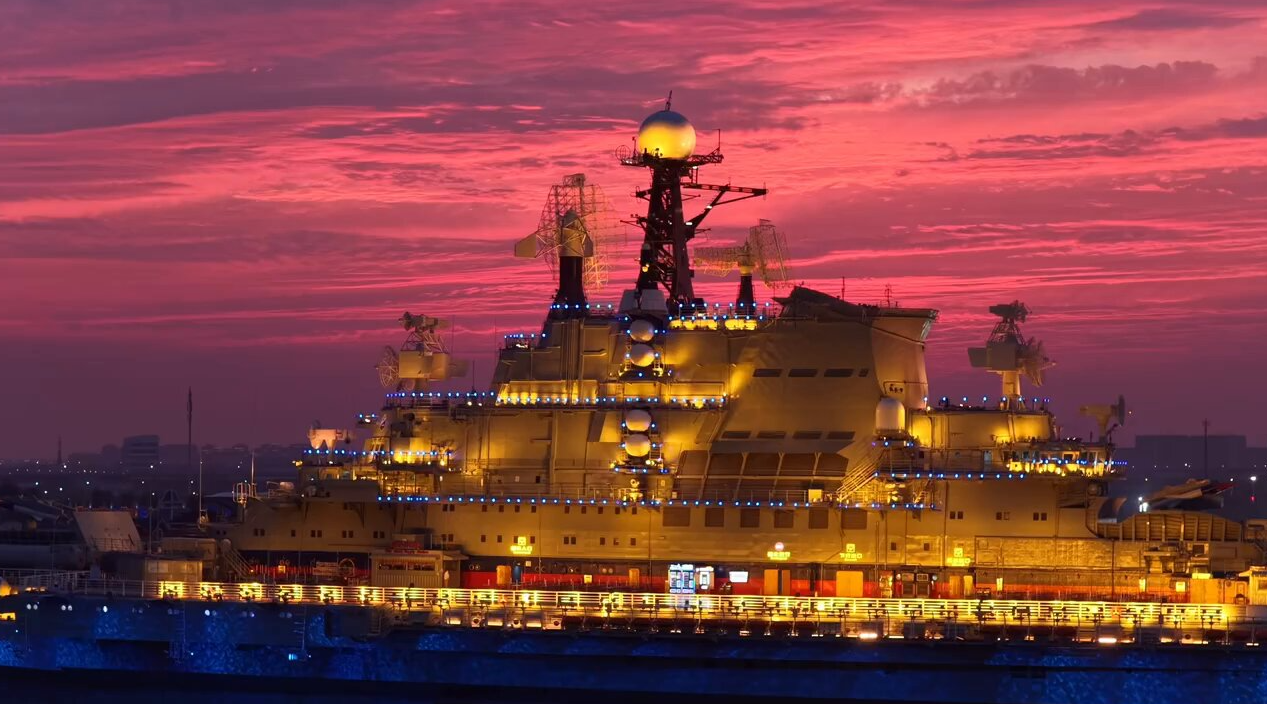 Первый ТАВКР проекта 1143 «Киев» в качестве главного объекта развлекательного парка в КНР