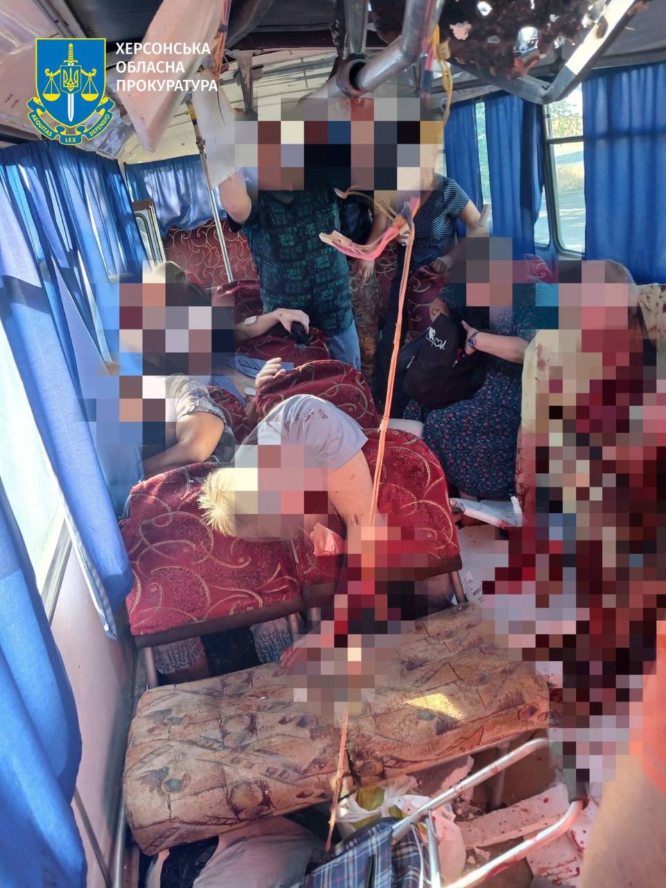 Последствия удара по автобусу в пригороде Херсона 9 августа 2025 года