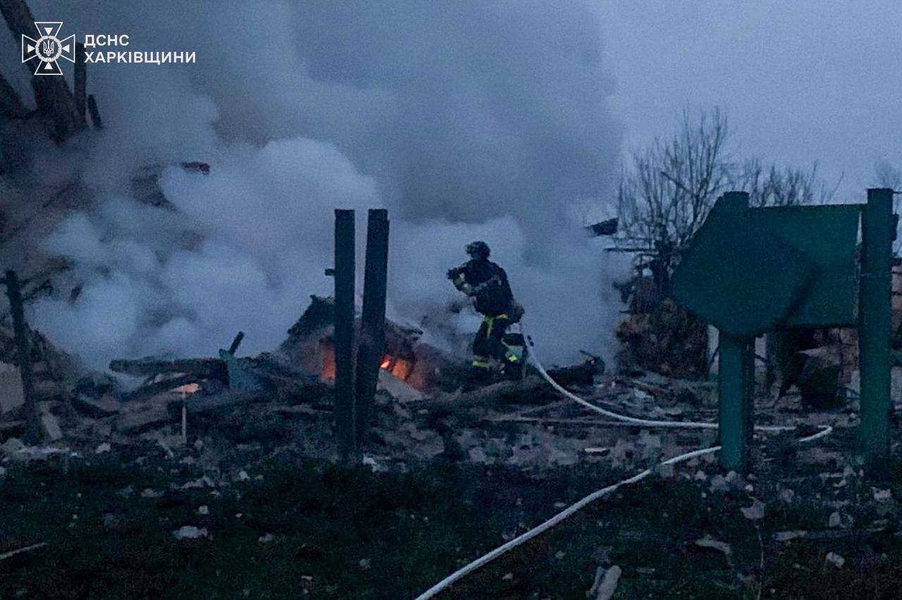 Последствия авиаудара 28 ноября 2025 года по селу Шестаково в Харьковской области