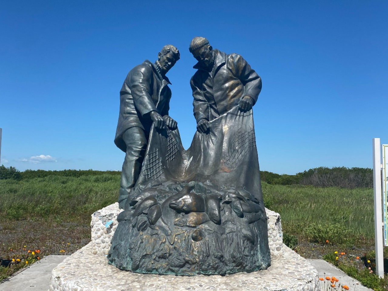 В Погодном на аллее Рыбацкой славы уже десять лет стоит одноименный памятник