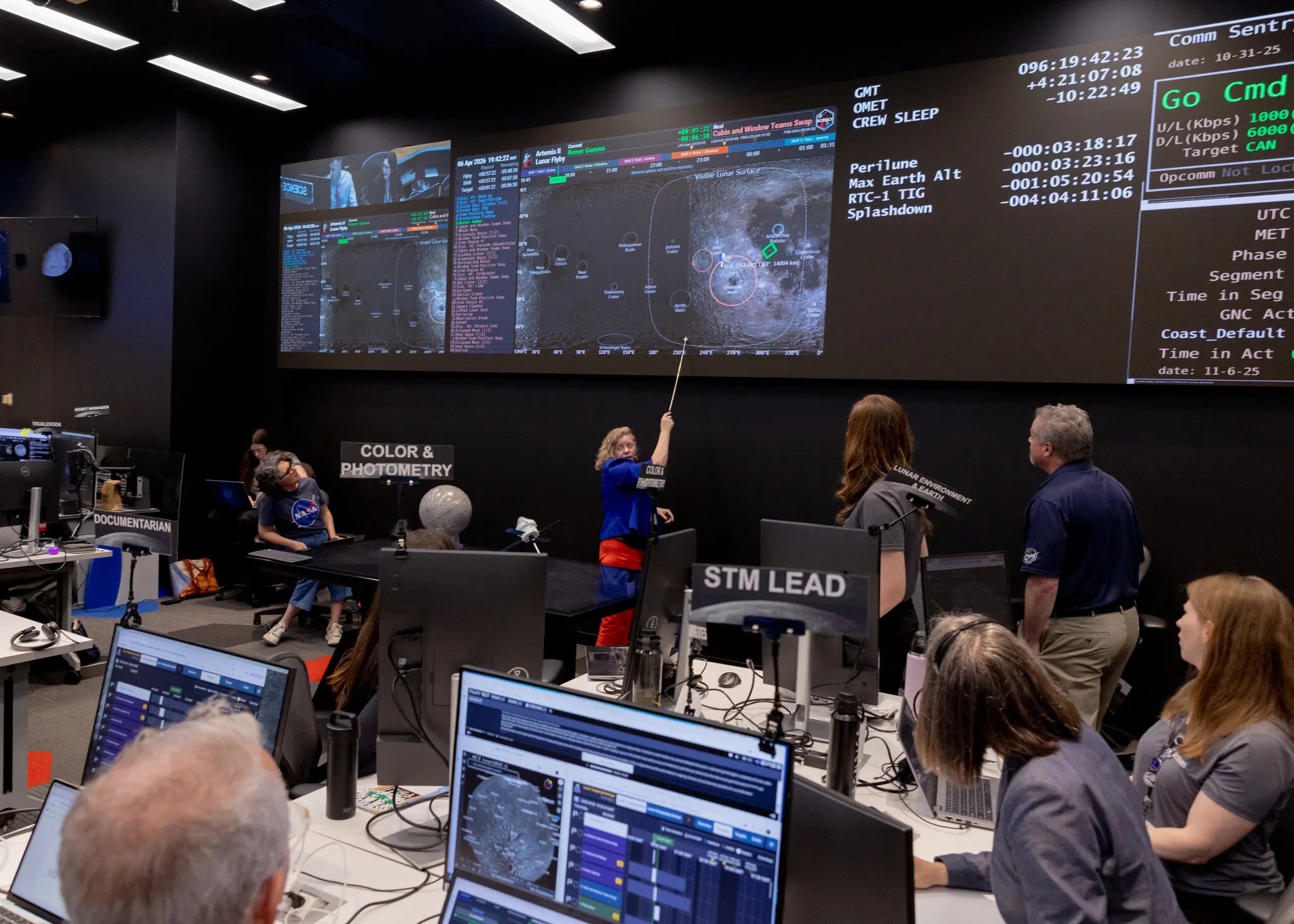 В зале Космического центра имени Джонсона во время облета Луны