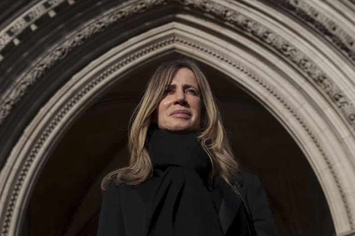 Мишель Янг у здания Высокого суда в Лондоне