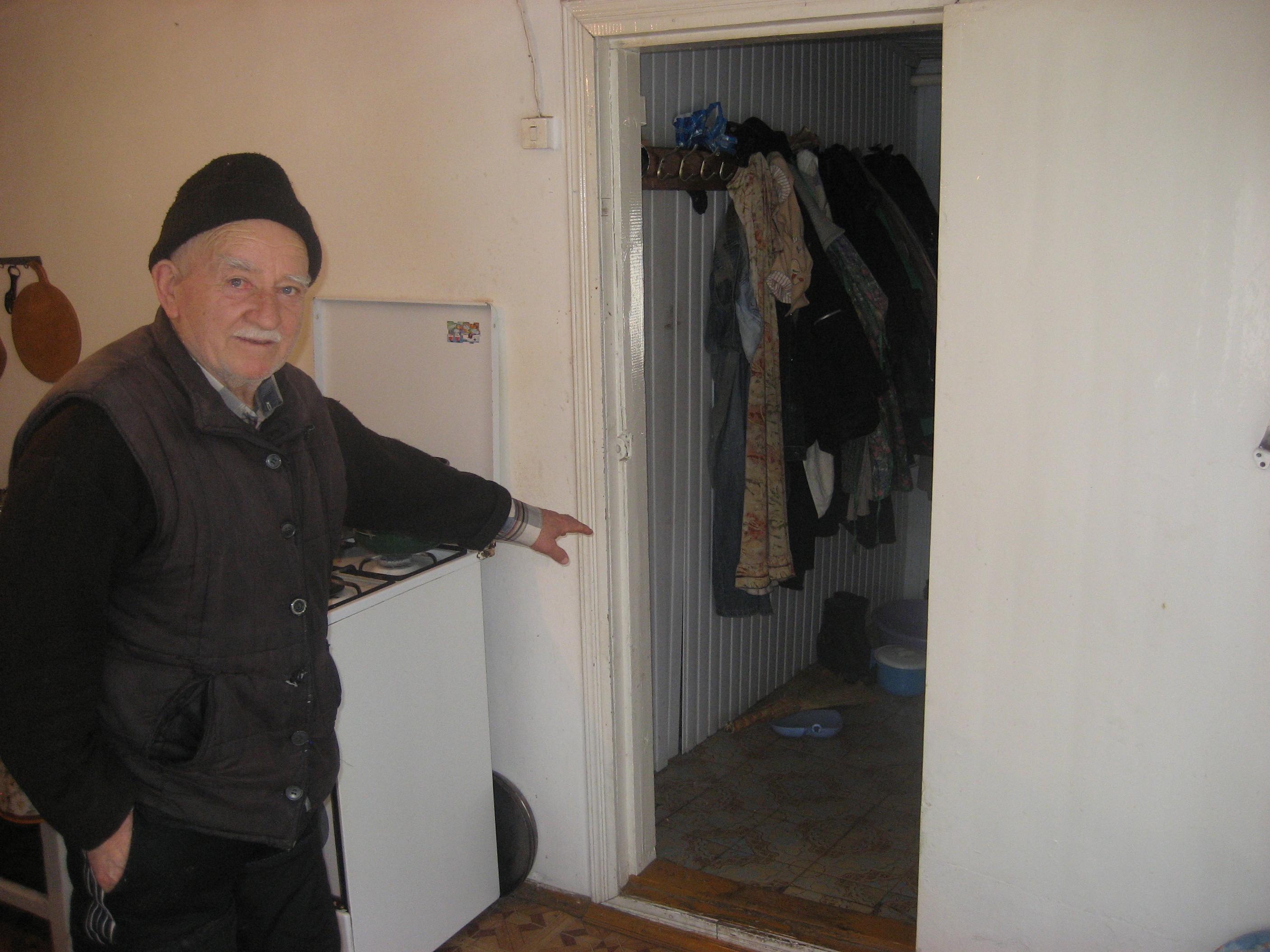 Данилбек показывает место, где был тайник