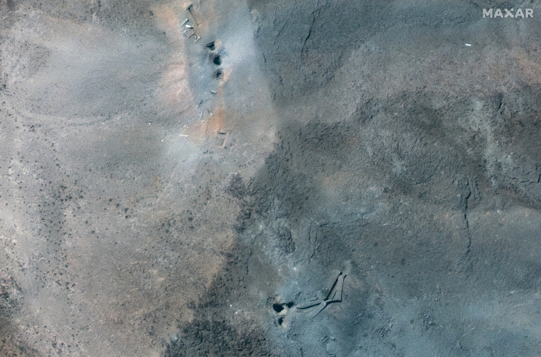 Воронки, оставшиеся на поверхности в Фордо после ударов США. Фото: Maxar