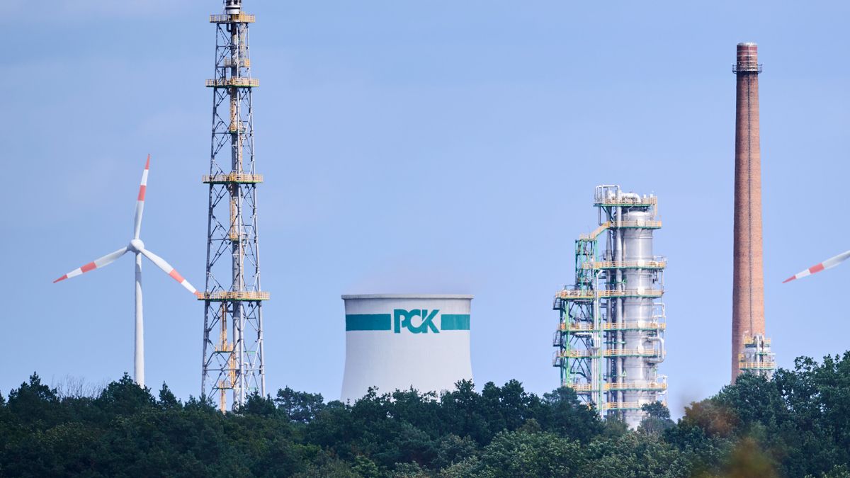 Фото: НПЗ PCK Raffinerie, частично контролируемый дочерними структурами «Роснефти» в Германии / dpa