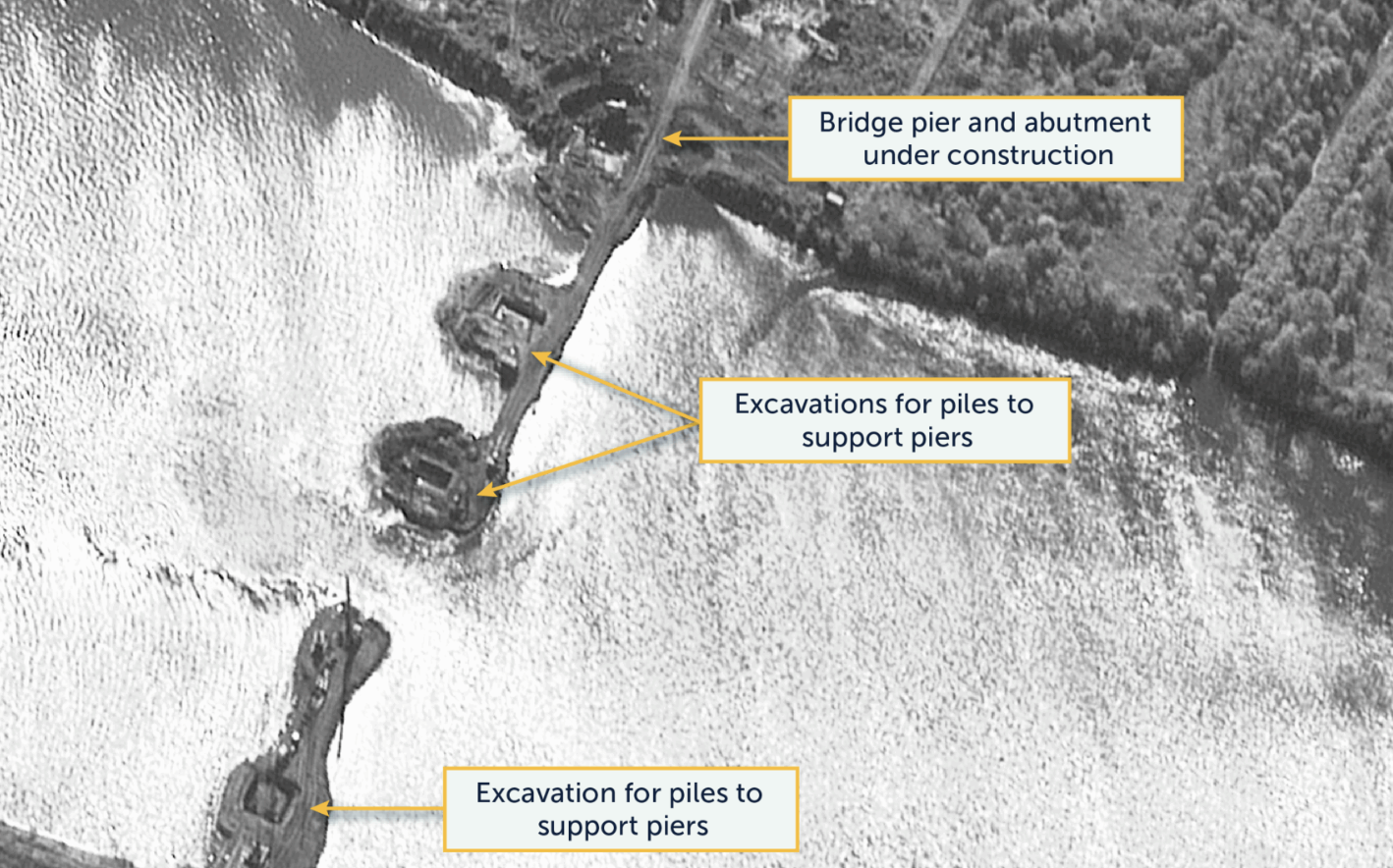 Вид на строительство моста через реку Туманная, 14 октября 2025 года. © 2025 Vantor