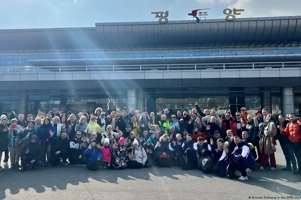Российские туристы в аэропорту Пхеньяна, февраль 2024 / Russian Embassy in the DPRK